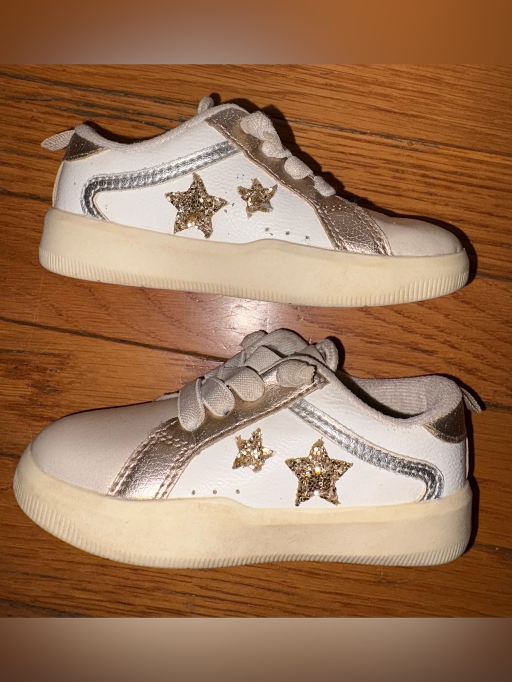Oshkosh B’gosh White Vegan Leather Sneakers with Gold Star Accent Toddler Girl 7